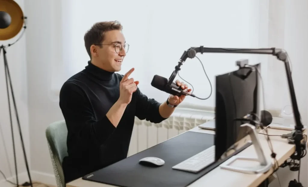 Carlos Galán grabando un video para el curso Libertad Inmobiliaria
