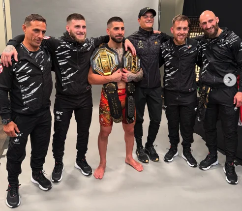 entorno de ilia topuria posando con el campeón