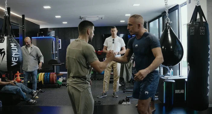 Topuria entrenando en su gimnasio privado