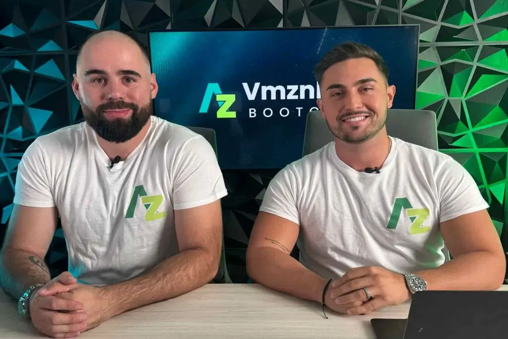 Gaizka Pérez y Víctor Cots, cofundadores del curso AMZN Elite, durante una sesión del programa de Amazon FBA.