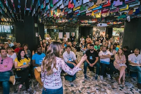 Mónica Galán hablando ante un gran público en evento de oratoria