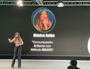 Mónica Galán impartiendo conferencia sobre el Método BRAVO en escenario