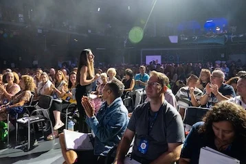 Asistentes participando en formación de oratoria guiada por Mónica Galán