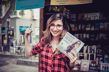 Mónica Galán mostrando el libro Método BRAVO en la Feria del Libro