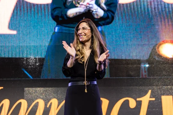 Mónica Galán dirigiendo un taller de oratoria ante un grupo amplio