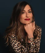 Retrato profesional de Mónica Galán, experta en comunicación